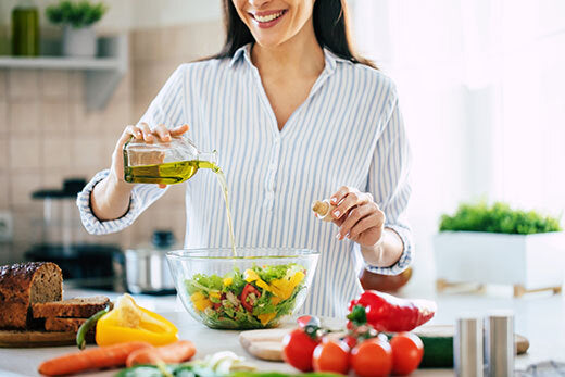 Model using olive oil in salad